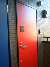 ラポール(Rapport)/右側のドア！店名の表札が目印