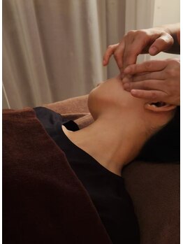 ドライヘッドスパ専門店 LuNaの写真/【頭皮をほぐしてすっきりリフトアップ効果★】頭から整えてすっきり小顔へ導くドライヘッドスパ…*