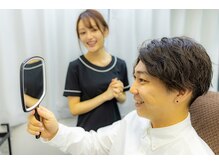 眉毛の王様 仙台店/出来上がりを鏡で確認