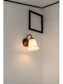 かみふる整体ふらっと/レトロなランプがお出迎え