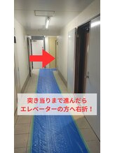 エレベーターが見えるまで直進♪