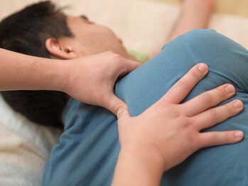 春日井治療院/男性の肩甲骨のガチガチのコリ！