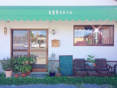 店前に駐車場４台完備☆日吉台郵便局の隣がお店です。