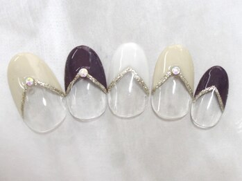 華やかVフレンチネイル