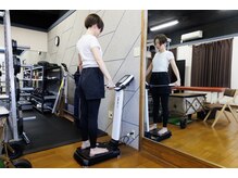 トレーニングルーム 体力づくりの雰囲気（測定結果や目標にむけてトレーニングやストレッチなどいたします）