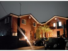 駐車場は左から1列目の縦列。建物はレンガ調のアパート2-C室。