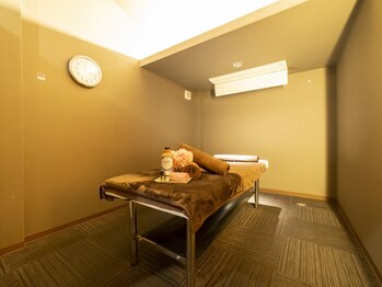 健幸サロン 大足 津高店の写真/間接照明が心地よく包み込まれるような落ち着いた雰囲気♪心も身体もリラックスして自分だけの癒し空間を☆