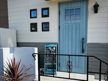 オト(音 oto)の雰囲気（水色のドアと看板が目印です♪）