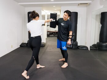 K26キックボクシングスタジオ(K26 KICKBOXING STUDIO)の写真/首・肩の重みから解放！キックボクシングで肩こり解消？！