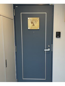 ビーキュート 学芸大学店(BE-CUTE)/階段を上がった203号室です