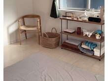 マット上でリラックスして施術を受けることができます
