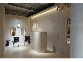 エヌバイマリラン 三軒茶屋(N by mariran)/温もりと開放感のある店内