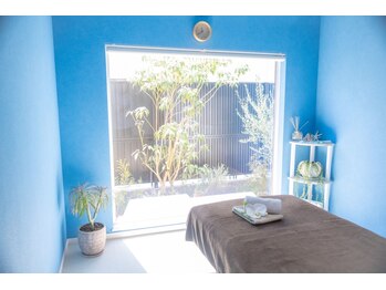 ナゴミ(和深 nagomi)/内観(海をイメージ青の部屋)