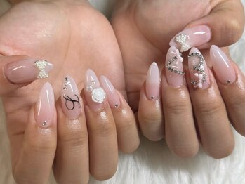 nail salon Emma 【韓国ネイル/持ち込み/長さだし】の写真/韓国ネイルで「好き」を詰め込んだ指先に♪持ち込みデザインも歓迎◎きらめくパーツで理想の可愛さを実現！