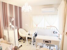 プライベートサロン ネイルエース(nail e*s)の雰囲気(白基調の店内)
