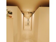 メルコンジェの雰囲気（白を基調とした店内【西区マッサージ】）