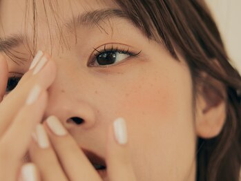 メメ 武庫之荘(meme)の写真/【コーティング付きまつげパーマ4950円】半個室の空間と髪のお直しができるアイロンを用意◎おでかけ前にも