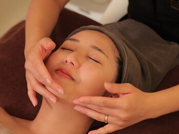 モアビューティーエステ 本通り店(MORE BEAUTY ESTHE)の写真/《クーポン利用8,800円で理想のフェイスラインに☆》最新美容機器&デコルテマッサージのコラボ♪横顔美人へ