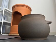 黄土の椅子と壺を使ってカラダを芯から温めます◎