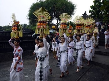 アジアンリラクゼーション ヴィラ 福岡東店(asian relaxation villa)/バリ　満月のお祭りに向かう行列