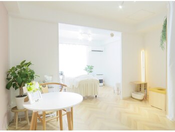 プラセル(Placer)/白と木を貴重とした店内で