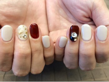 プラハネイル(+HER 美甲)/Vカット×ストーンアート