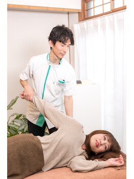 やさか鍼灸治療院/肩こりの指圧による施術風景