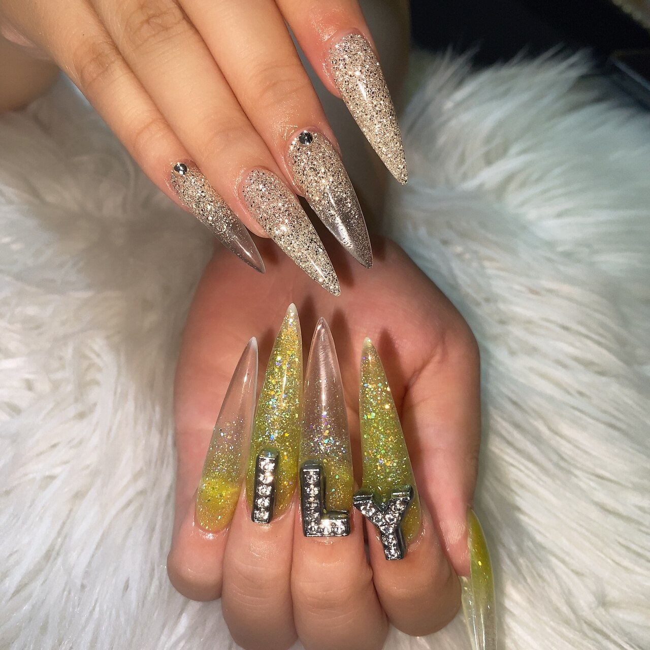 2025年-2026年冬トレンド】イエロー ラメグラデーションのネイル