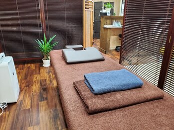 ふくだの樹になる施術院/施術室内ベッド