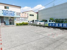 安井接骨院 正徳院の雰囲気（駐車場12台。車でも通いやすいです。）