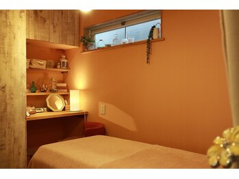 アイラッシュアンドヘッドスパ カミロマン(髪物語)の写真/【完全個室で人目を気にせずリラックス♪】思わず寝落ちしてしまう夢見心地の極上ドライヘッドスパ