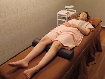 松尾美容鍼灸×整体 香椎/美容鍼+体への施術風景です