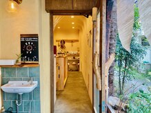  三軒茶屋駅（南口B）から徒歩８分、住宅街にひっそり佇むお店。