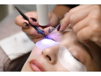 アイリー(i’rry)の写真/平均1.5~2倍の持続力！エクステのモチでお悩みの方にはLEDエクステがオススメです♪美しい仕上がりが持続