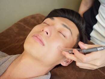 サロンマティス(SALON MATHIS)の写真/メンズ特化本格毛穴洗浄◇気になる皮脂詰まりを徹底清掃&保湿で清潔感UP！季節の変わり目の肌荒れケアも♪