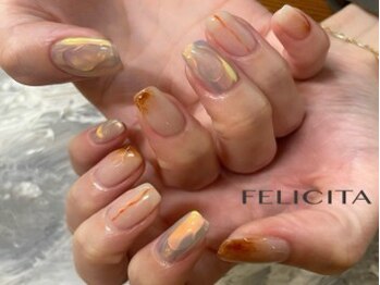 フェリチタ(FELICITA)の写真/手元を見るたび、気分が上がる。オフィスでも浮かない、清潔感とトレンドを両立した大人シンプルネイル。