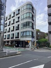 ブロウバー トウキョウ 乃木坂(brow bar tokyo)/後ろに向きにまっすぐ進みます
