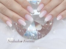 フリージア(Freesia)の雰囲気（ニュアンスネイル/ワンカラー/オフィスネイル/ベイビーブーマー）