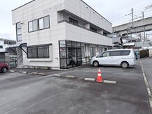アルマ(ALMA)の雰囲気（外観です！赤い三角コーンの場所に車をお停め下さい。）