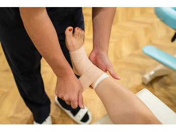 四条大宮アシスト鍼灸整骨院/テーピングの様子