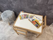 キッズスペースあり　ママを待っている間シールやお絵描き◎