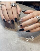 エム(em)/黒ネイル