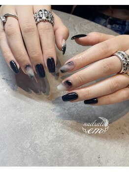 エム(em)/黒ネイル