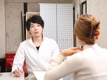 ハイカラ鍼灸整骨院/カウンセリング中