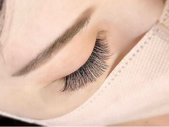 アイラッシュサロン ラヴィーナ 高崎(Lavenu)の写真/自まつ毛が少ない方も満足なボリューム感を実現♪負担を抑えた高技術と丁寧な施術でモチの良さに定評あり◎