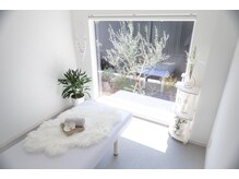 ナゴミ(和深 nagomi)/内観（雲をイメージ白の部屋）