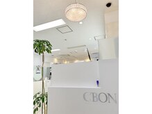 シーボン 新百合ヶ丘店の雰囲気（白を基調としたラグジュアリーな店内。お気軽にご来店下さい♪）