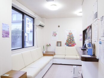 戸栗ホワイトニング 国分寺/広々とした清潔感のある待合室