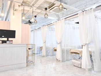 アリス アイラッシュマジック 梅田茶屋町店(ALICE eyelash magic)/＊かわいらしい店内＊