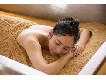 ニフ 六本木(nifu)/うつ伏せ浴で下腹部を温めます